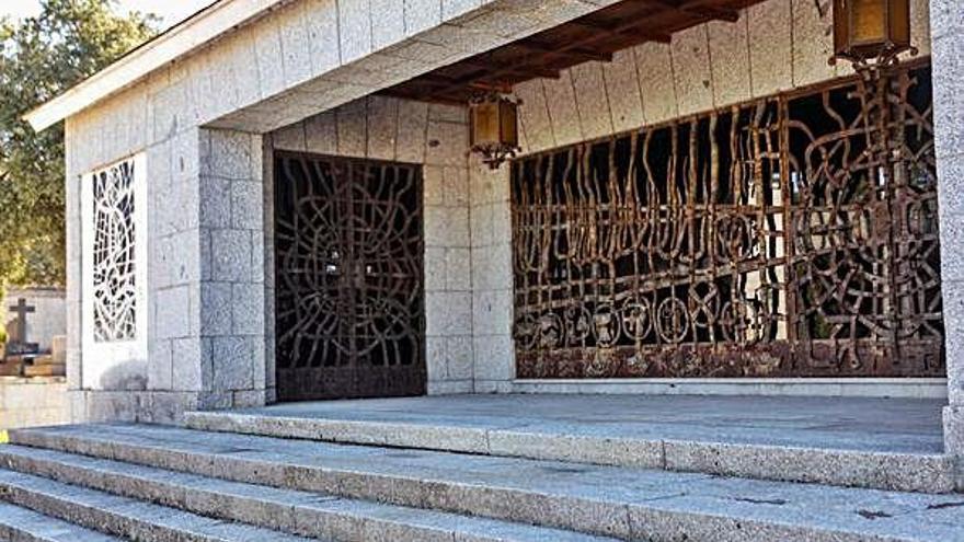 Entrada de la cripta del cementerio de Mingorrubio, donde serán trasladados los restos de Francisco Franco.