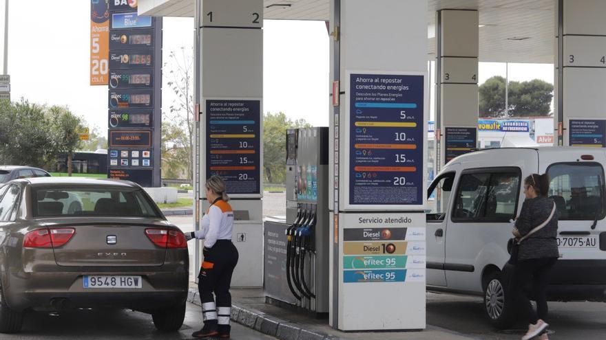 El precio de los carburantes toca máximos desde primeros de año en vísperas de la Semana Santa