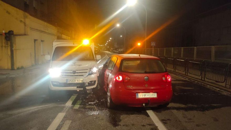 El camión de baldeo de Cangas, fuera de servicio tras un accidente