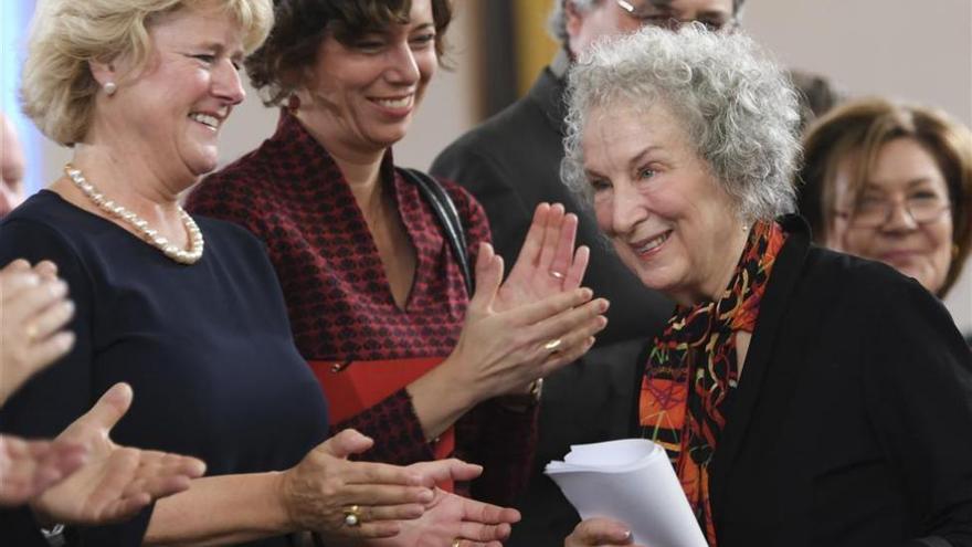 La escritora canadiense Margaret Atwood recibe el Premio de la Paz en Fráncfort