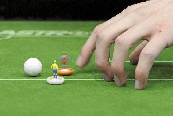 Eine ruhige Hand ist beim Subbuteo gefragt.