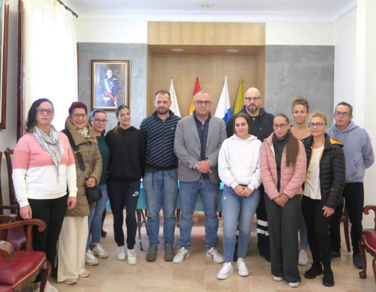 El concejal de Recursos Humanos, Julian Melián, con nuevos trabajadores de planes de empleo en el salon de plenos de las Casas Consistoriales.