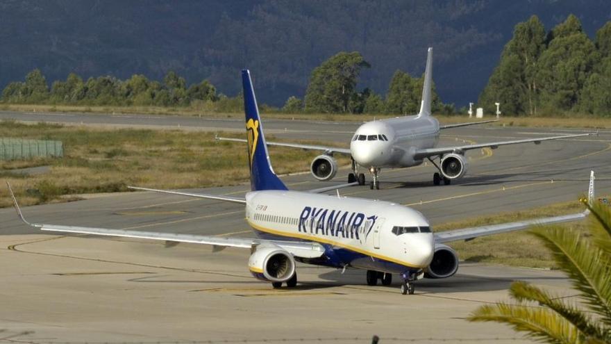 Dos aviones se dirigen a la terminal de Peinador. // FdV