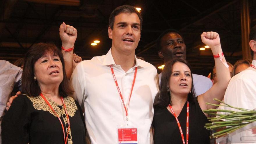 Los dirigentes Cristina Narbona, Pedro Sánchez y Cristina Lastra durante un congreso del PSOE