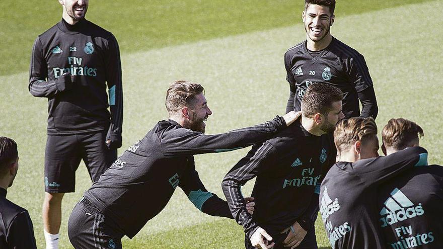 Ramos bromea con Nacho durante el entrenamiento de ayer, en presencia de Isco y de Asensio.