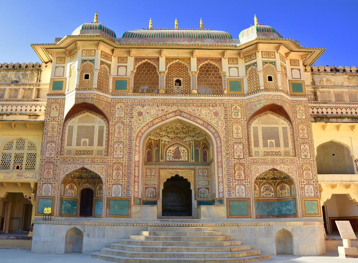 Amber Fort és una fortalesa del segle XVIque els reis de Rajasthan van construir als afores de Jaipur