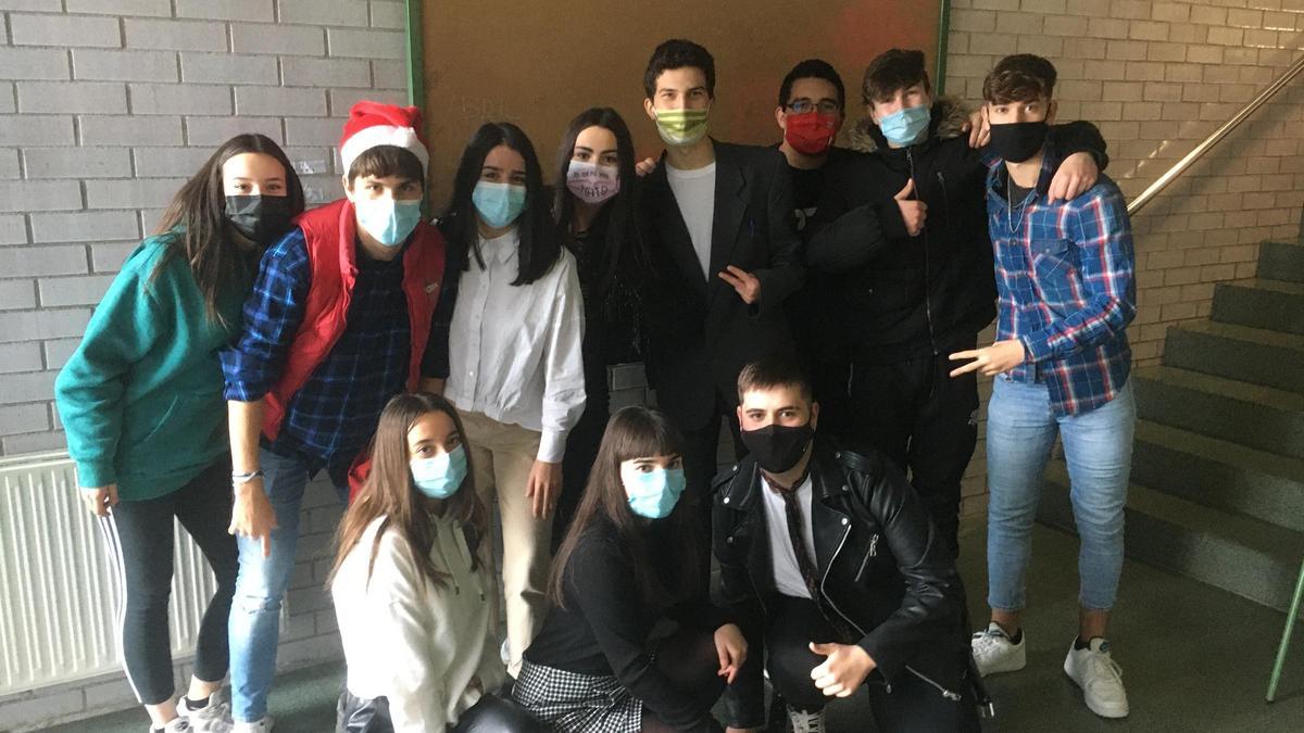 Alumnado del IES Valadares ensayando para unan actuación del Festival de Carnaval del instituto.