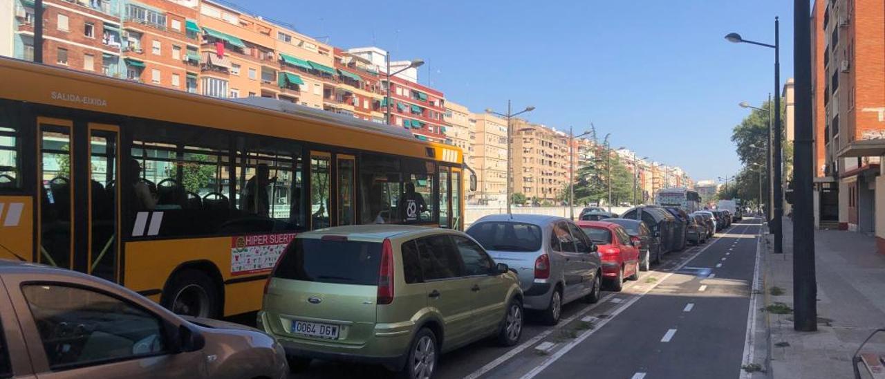 Único tramo del carril bici de la avenida del Cid terminado; el resto está pendiente.