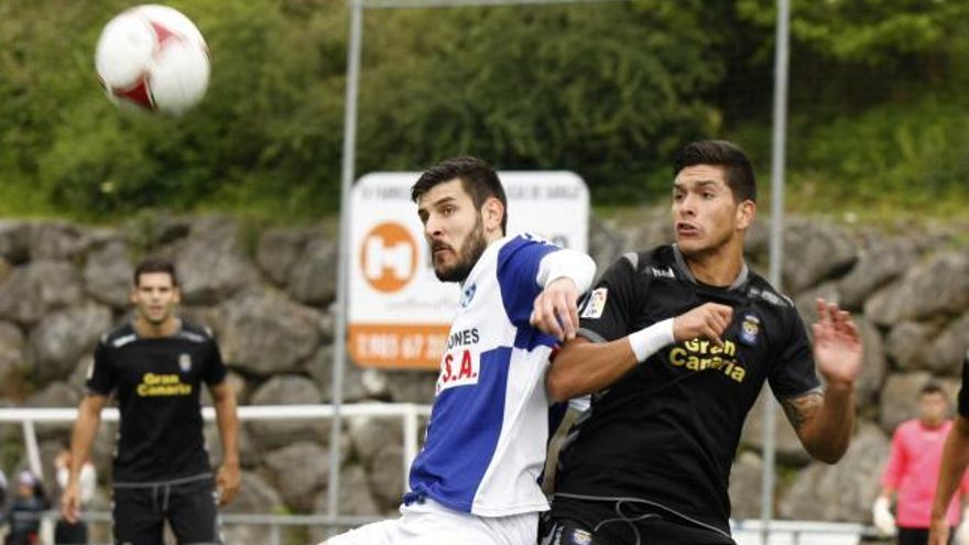 Yoni intenta controlar el balón en pugna con un jugador canario.