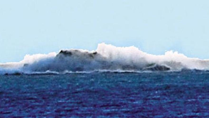 Imagen de la primera explosión superficial del volcán del mar de Las Calmas, que se produjo ayer.