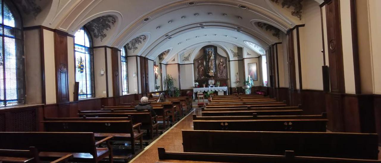 Capilla del Hospital Clínico de València con el sagrario al fondo.