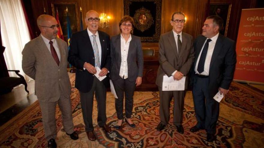 Vicente Herranz, Teodoro López Cuesta, Pilar Varela,  Juan Velarde y José Vega, en la presentación del año pasado.