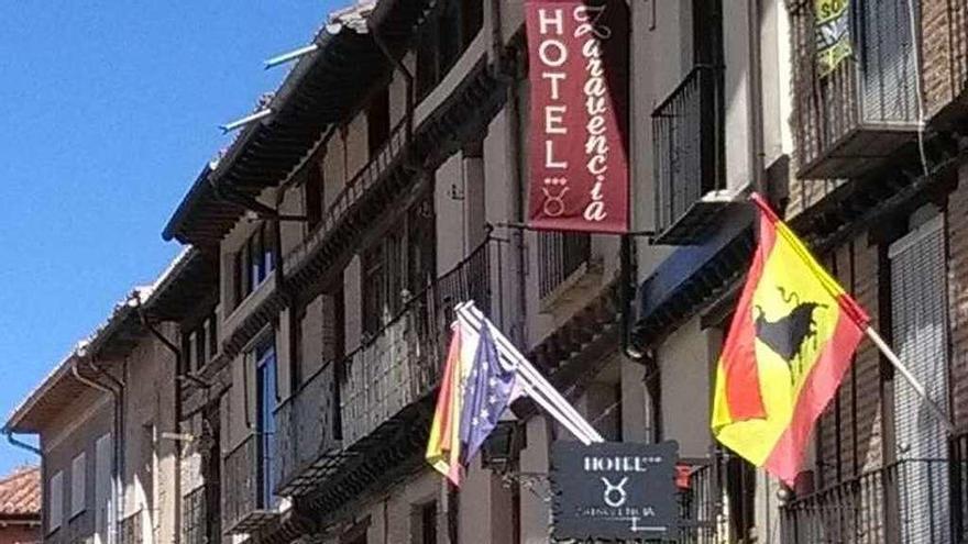 Turistas disfrutan de las terrazas durante la Semana Santa.