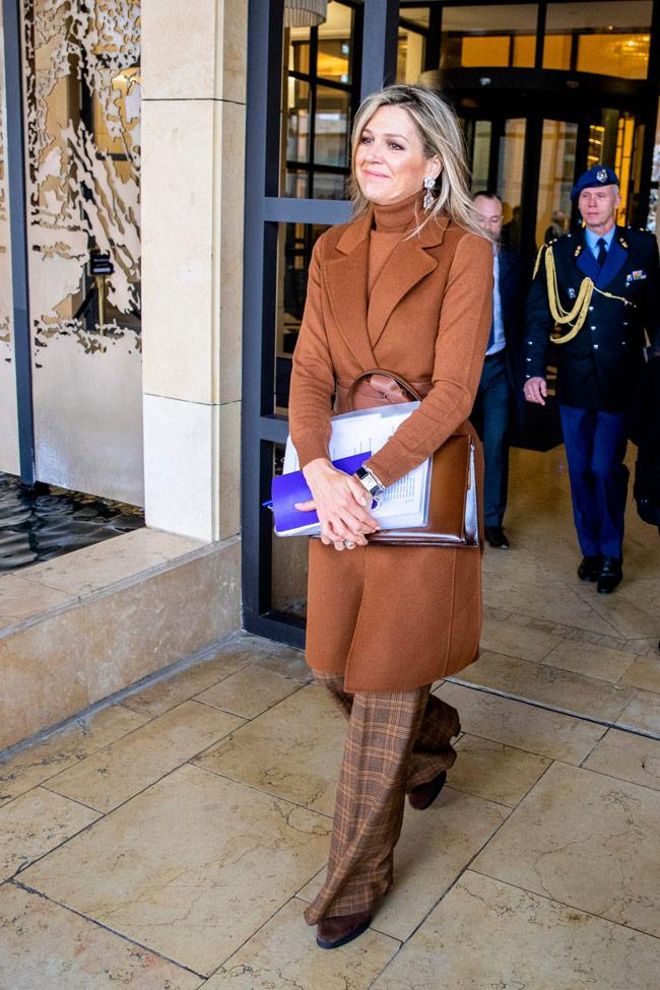 El look de Máxima de Holanda con pantalones de cuadros