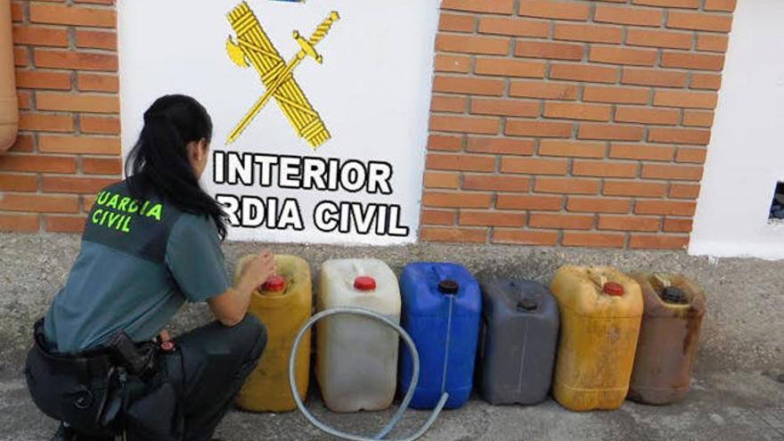 Las seis garrafas incautada por la Guardia Civil // GUARDIA CIVIL