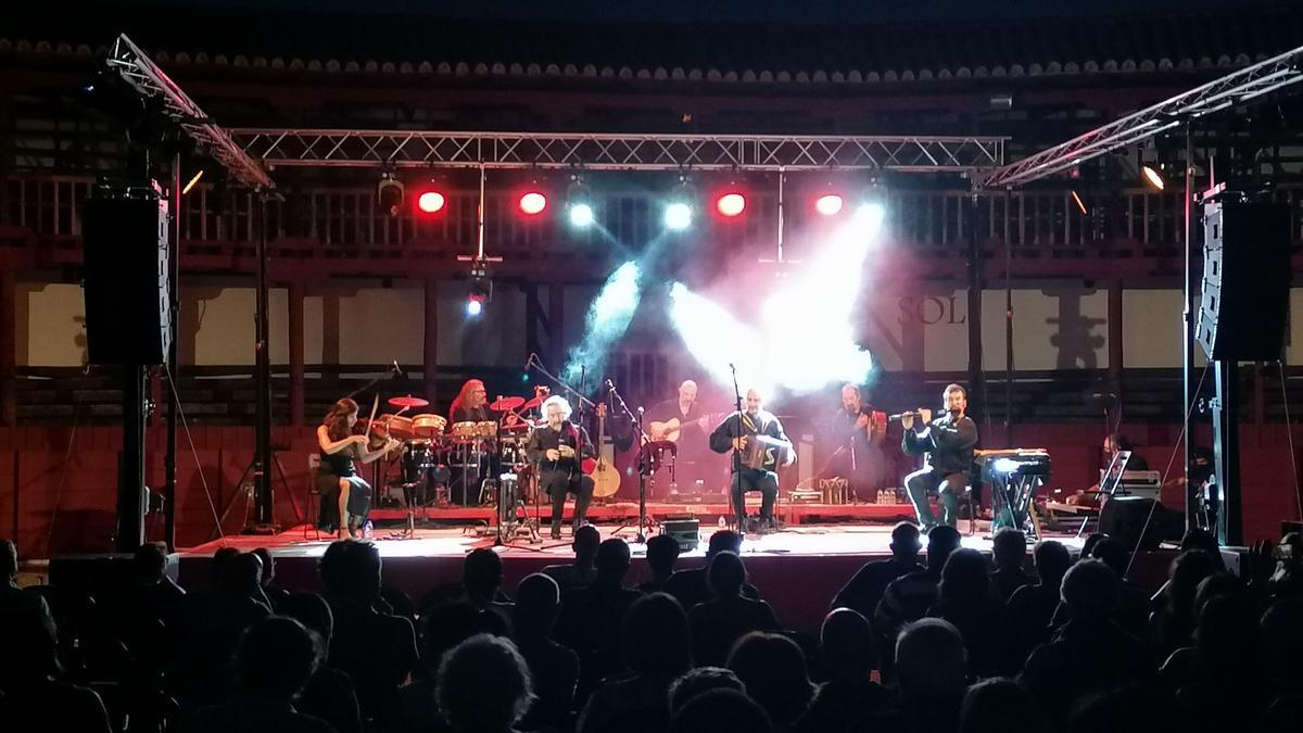 El público disfruta en la plaza de toros de una de las canciones de la banda gallega