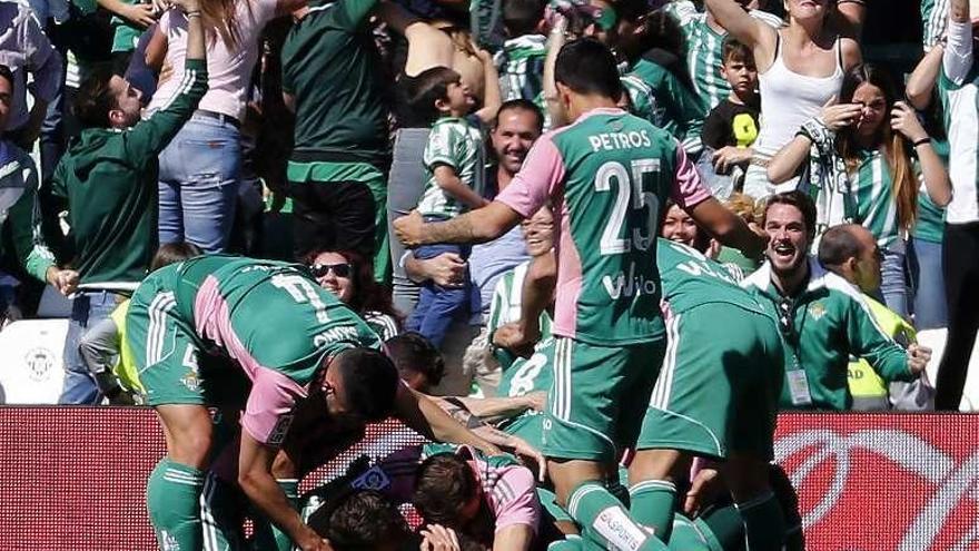 Los jugadores del Betis festejan el primer gol, obra de N&#039;Diaye. // Efe