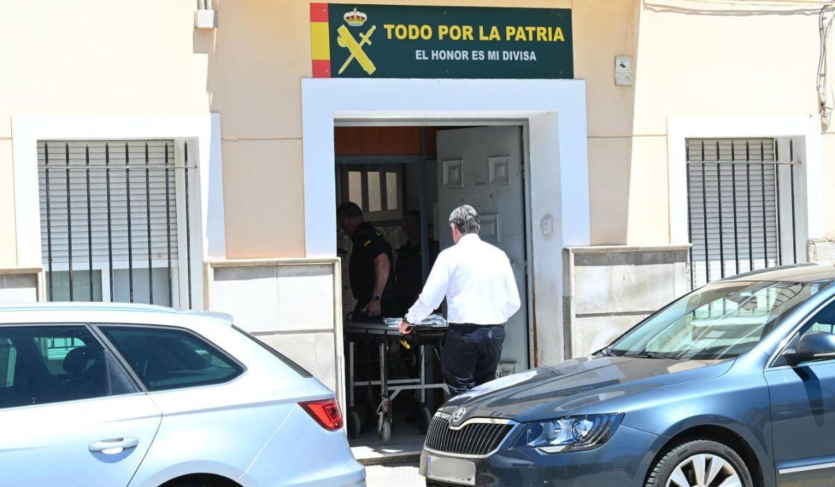 Investigación abierta en el cuartel de Dolores tras hallarse los cuerpos de un guardia civil, su mujer y su hijo
