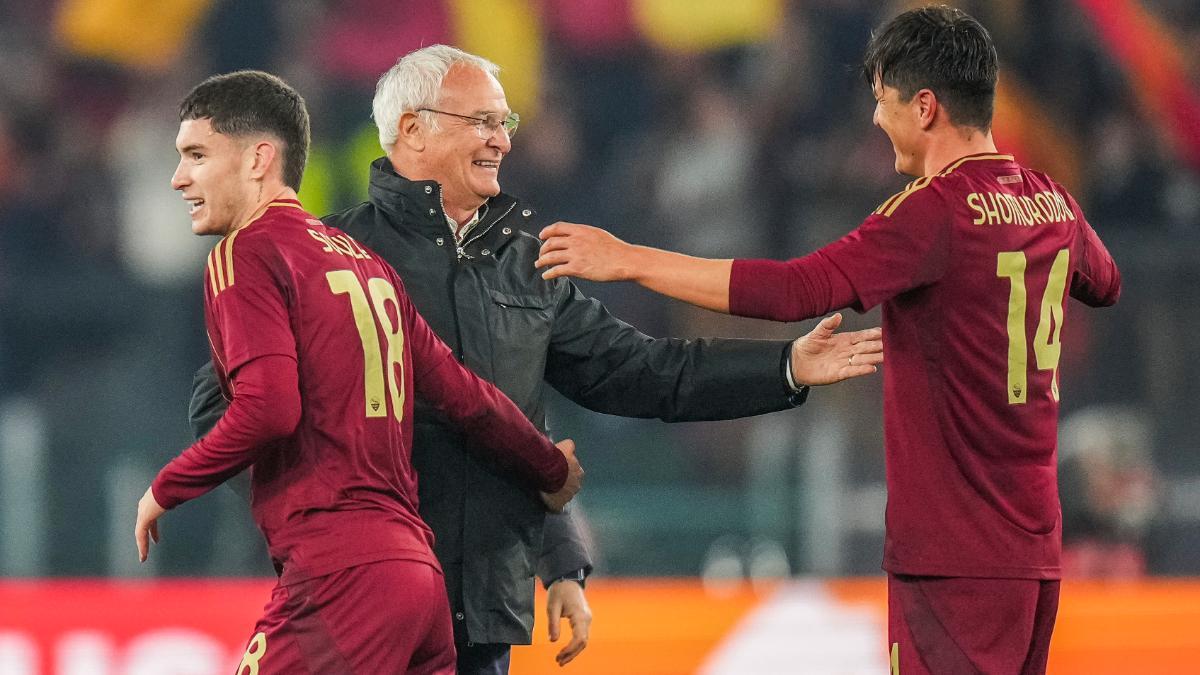 Claudio Ranieri, felicitando a Eldor Shomurodov