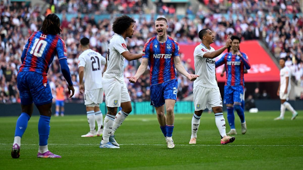 Adam Wharton celebra el gol de Eze