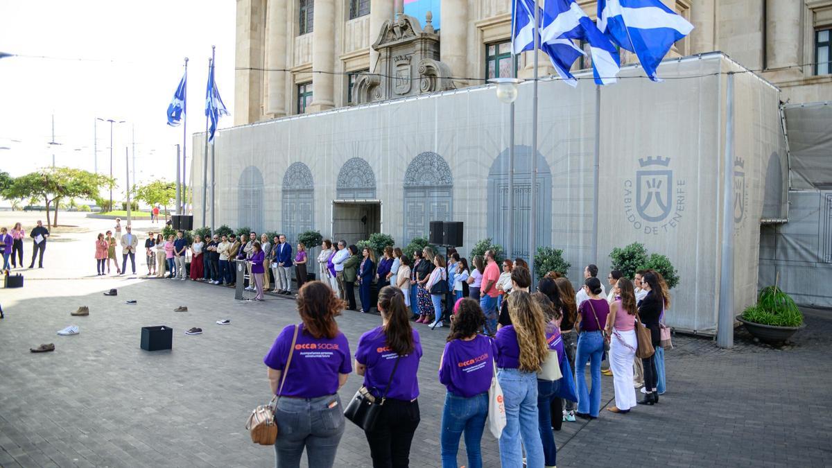 Lectura del manifiesto contra la violencia de género en la plaza del Cabildo.