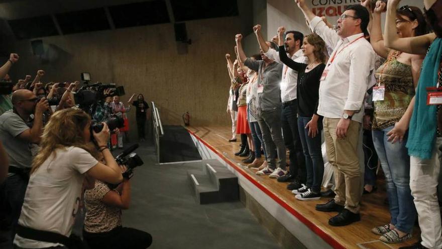 Garzón, en el centro, con barba, canta &quot;La Internacional&quot; con el puño en alto rodeado de la nueva ejecutiva de IU.