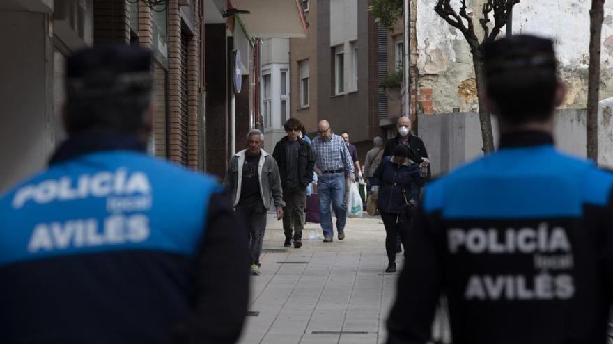 Agentes de la Policía Local patrullan por Sabugo.