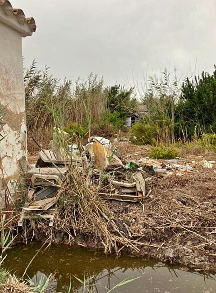  Al quitar las cañas ha aflorado la basura oculta entre la maleza. 