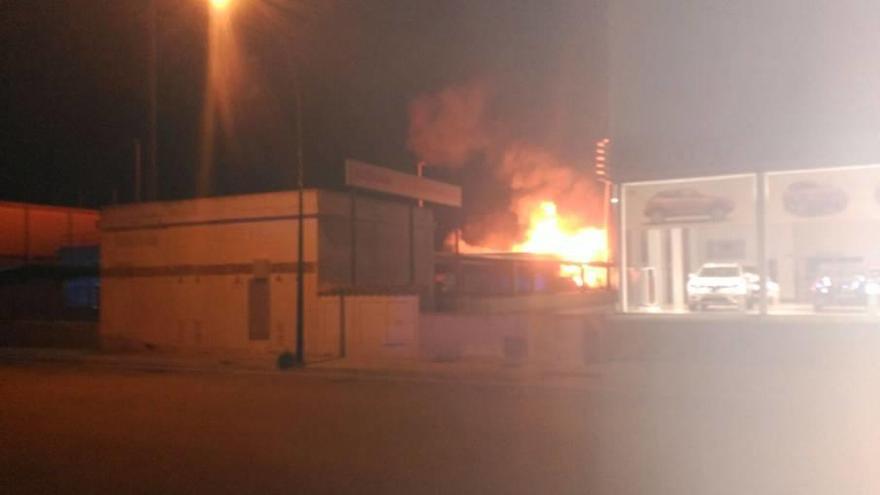 Incendio del almacén de Perlas Majórica la noche del pasado domingo.