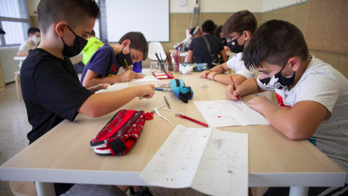 Unos alumnos realizan ejercicios en un colegio de Barcelona