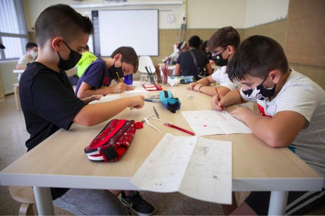 Unos alumnos realizan ejercicios en un colegio de Barcelona