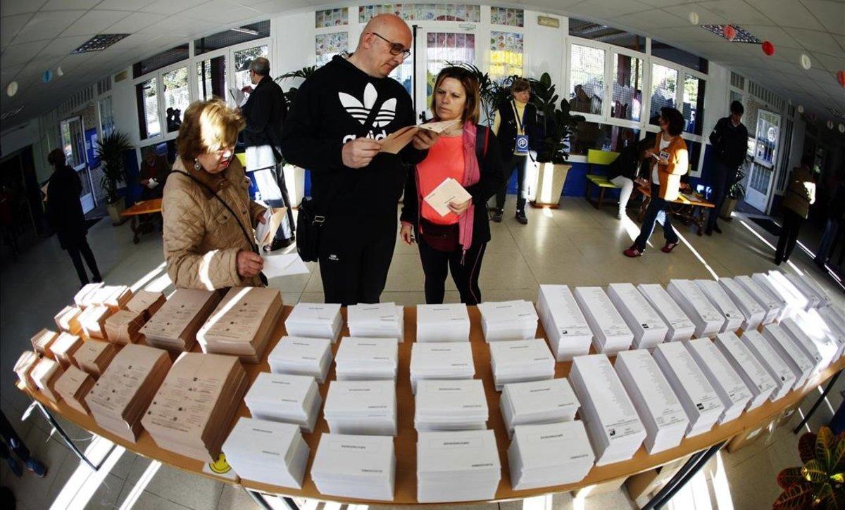 Votación en el colegio Pinar del Rey en Madrid.