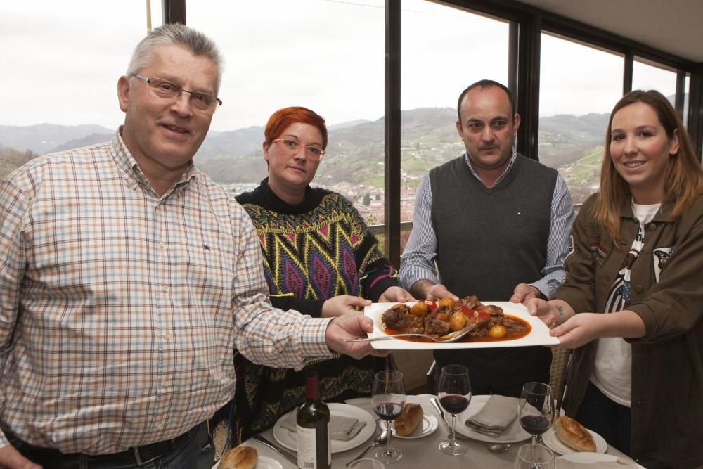 Hosteleros comiendo cabritu con patatinos en el Restaurante Canzana, en Laviana