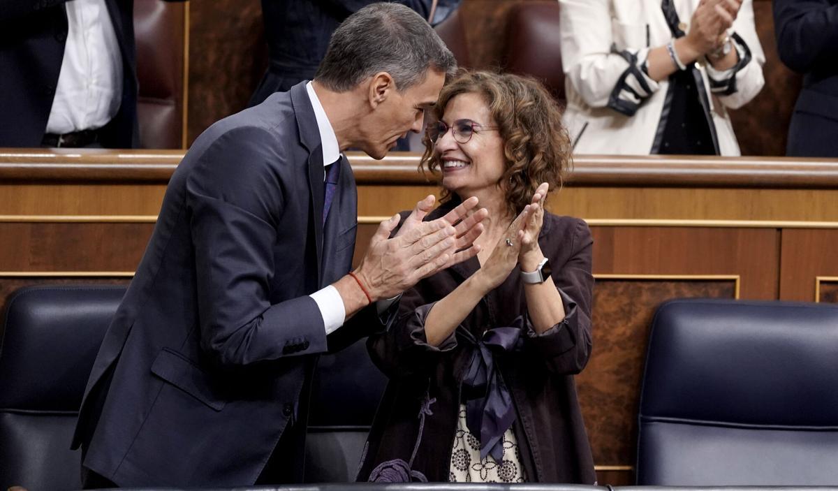 El presidente del Gobierno, Pedro Sánchez, y la vicepresidenta primera, María Jesús Montero, celebran el resultado de la votación en el pleno del Congreso celebrado este jueves.