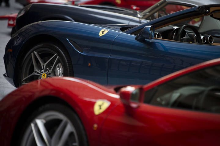 La escudería Ferrari, controlada por el grupo Fiat Chrysler Automobiles, ha debutado hoy en Wall Street con un precio de salida de 52 dólares y en los primeros minutos de cotizaciones sus acciones se disparaban un 15 % hasta 60 dólares.