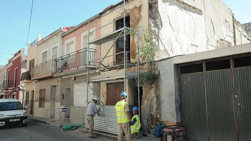 Las obras comenzaron ayer en la calle Antonio Piníes y el actual inmueble estará derribado en pocos días