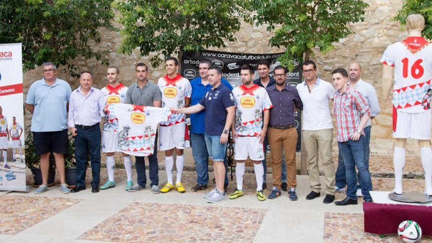 Futbolistas y directivos del Caravaca presentan la equipación para la temporada 2015-2016.