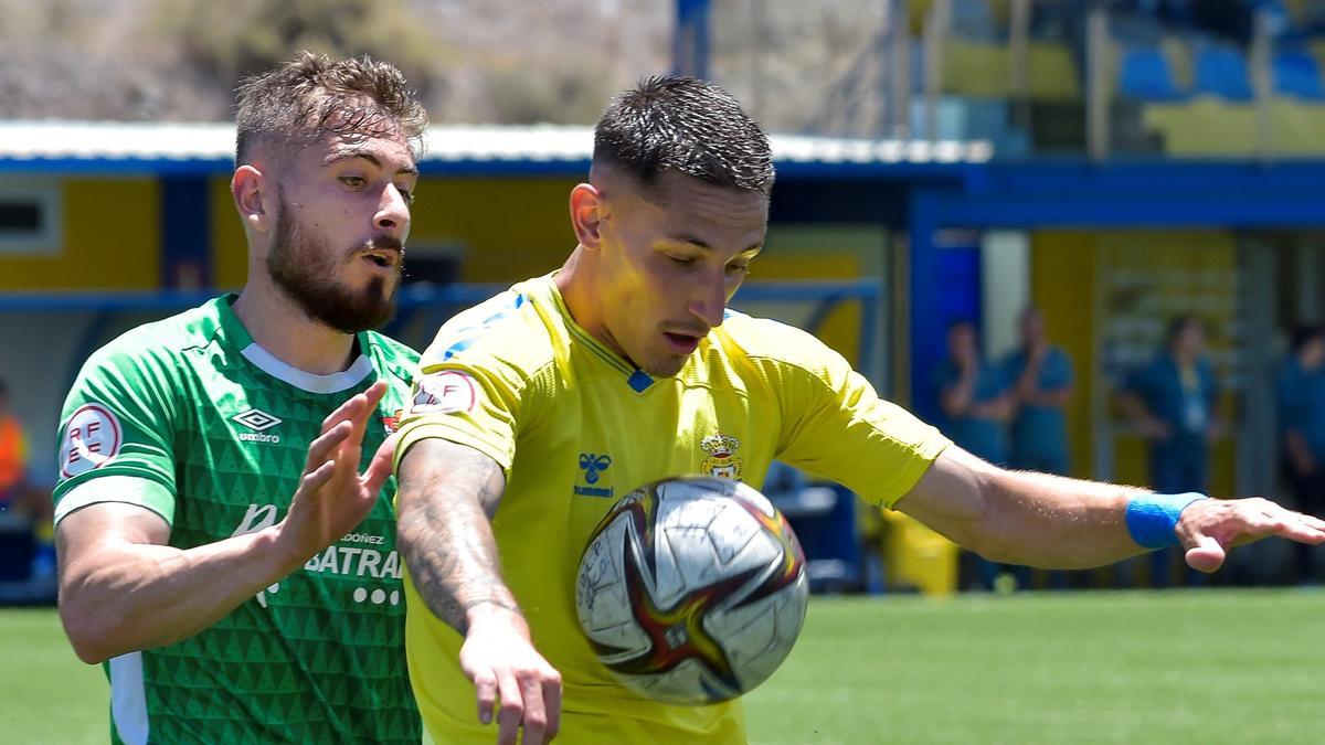 Elejalde controla el esférico con el pecho ante un rival del Cacereño.