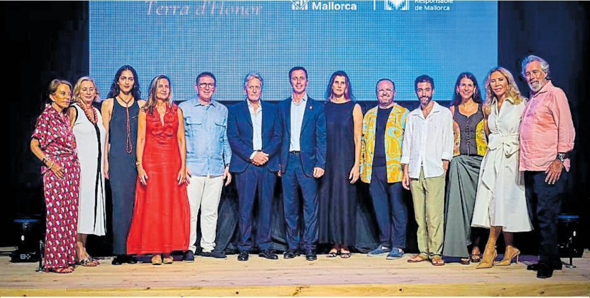 Los Embajadores junto a autoridades