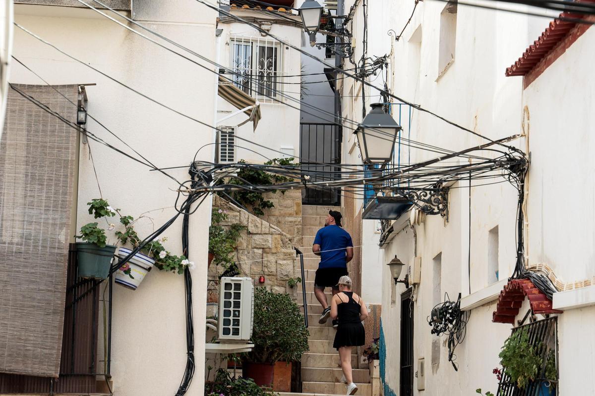 Cableado en paredes y cruzando fachadas en el Casco Antiguo.