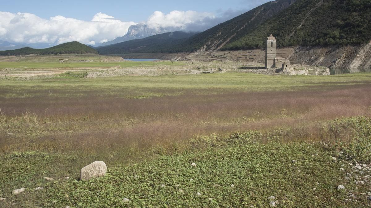 Vista del embalse de Mediano, en la provincia de Huesca, este miércoles.