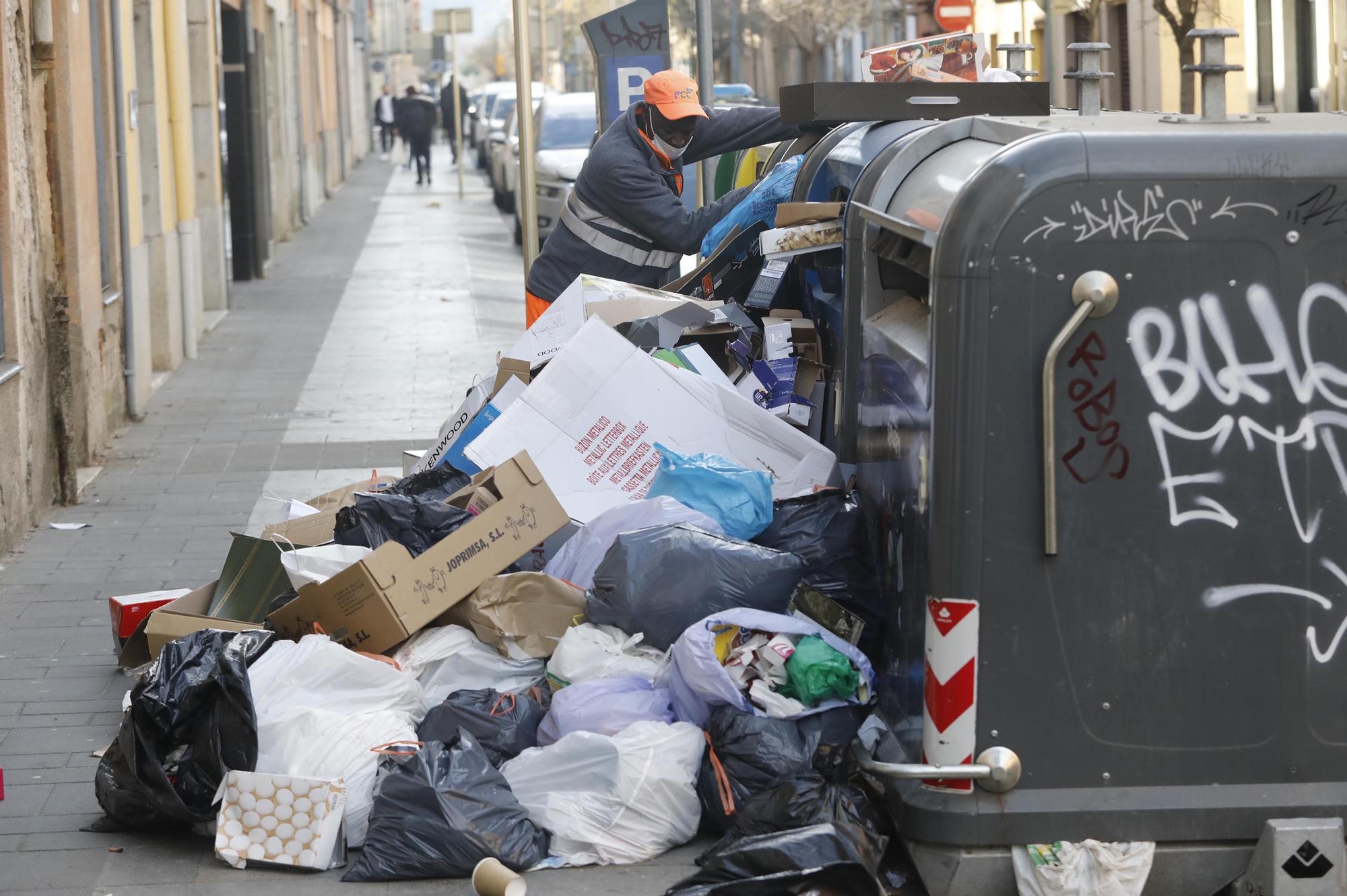 Salt exigeix retirar la brossa acumulada a les illes de contenidors que causen problemes de mobilitat i salubritat