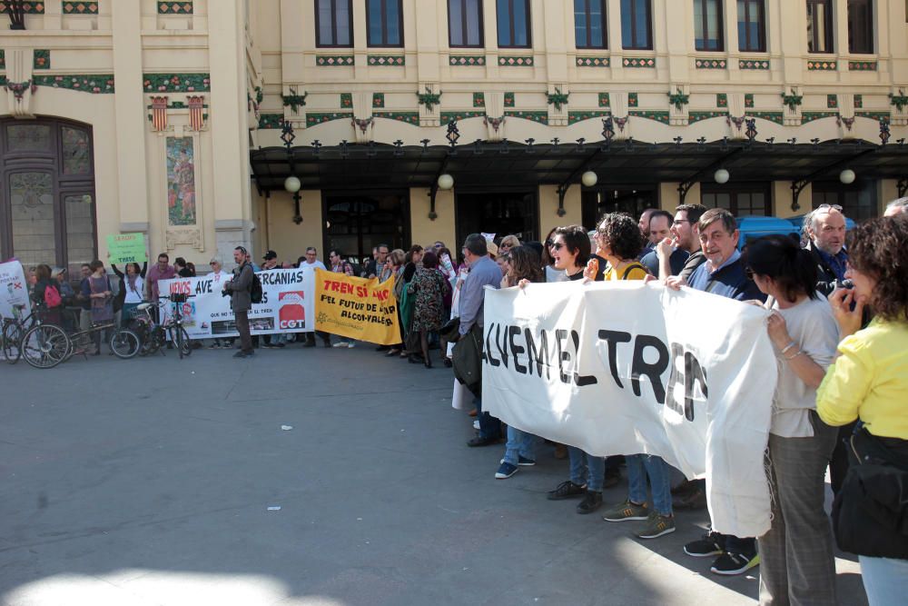 Concentración en València contra el "maltrato continuo" de Renfe