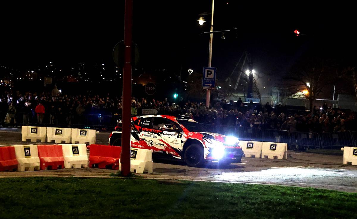 La trigésima edición del Rally de A Coruña arrancó este viernes con una presentación en O Parrote y una especial en el entorno del castillo de San Antón.