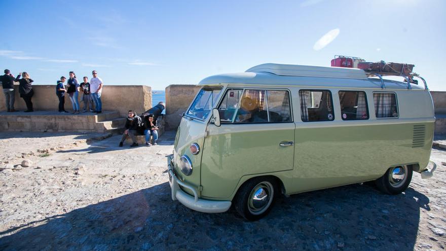 Aficionados a los coches Volkswagen Clásicos se reúnen en el Castillo Santa Bárbara