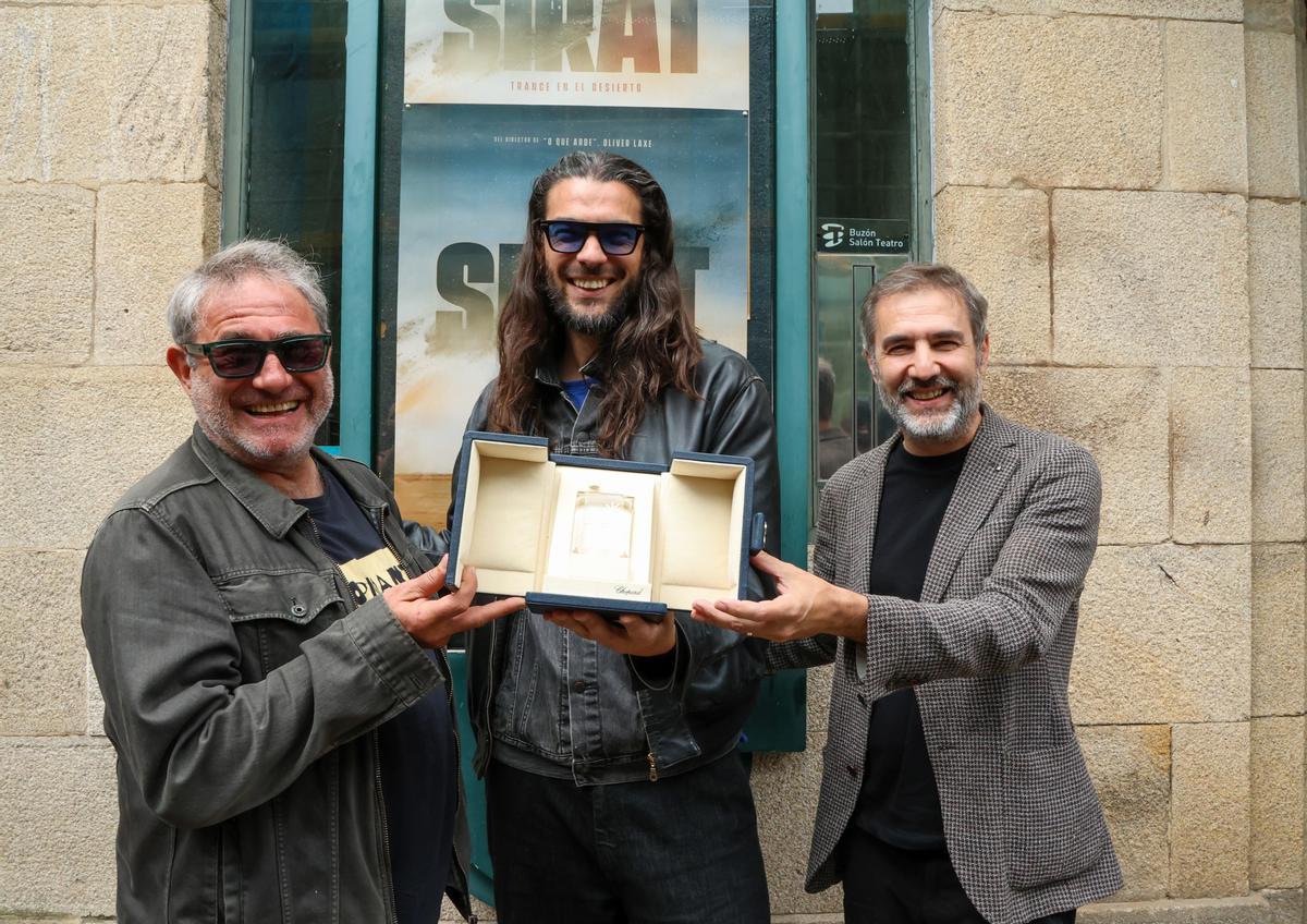 En Santiago, Sergi López, Oliver Laxe e o produtor Xavi Font na entrada do Salón Teatro co premio conseguido en Cannes.