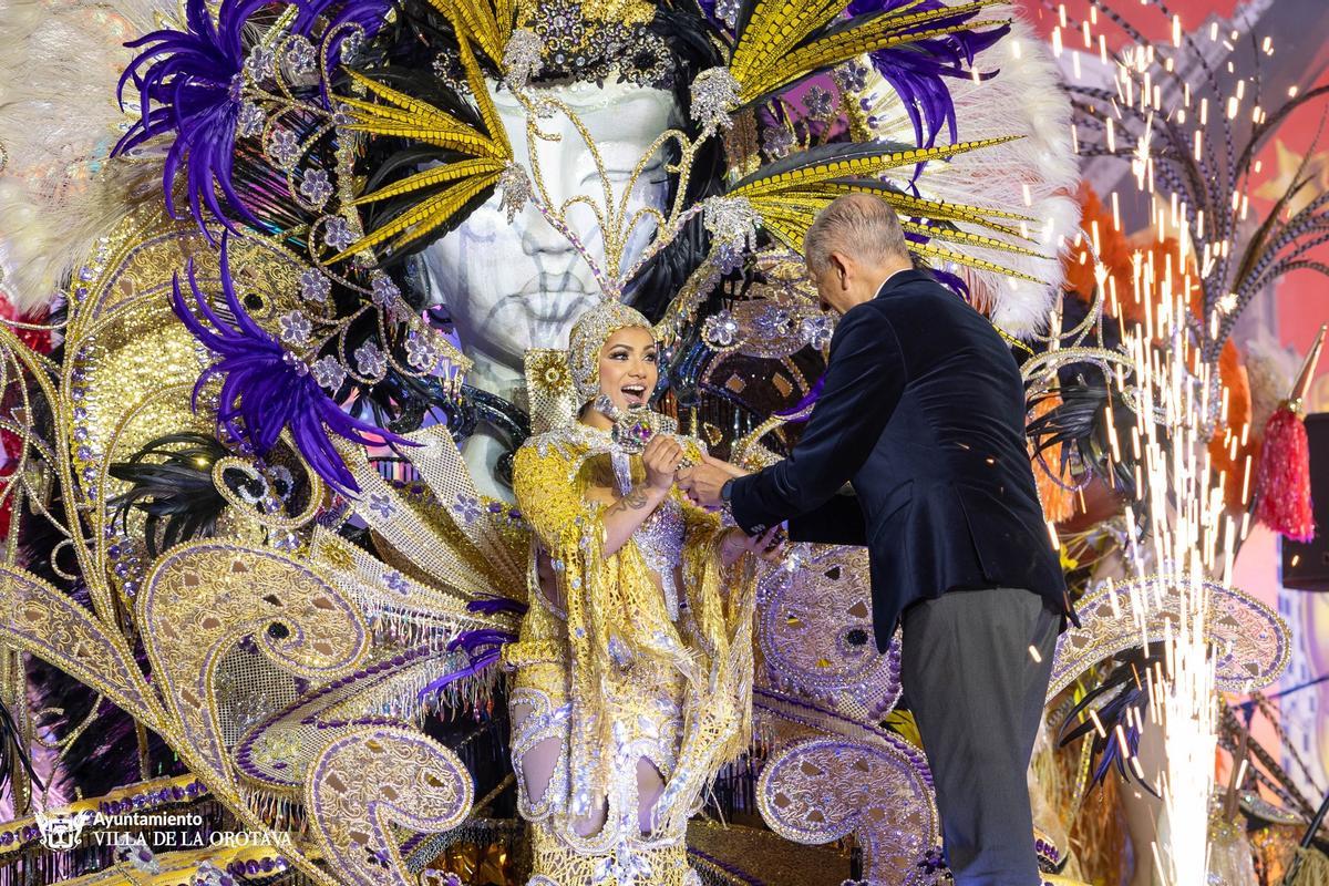 Francisco Linares, alcalde de La Orotava, corona a la reina del Carnaval 2026.