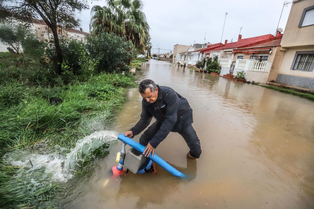 Imágenes de los vecinos retirando agua de las viviendas y las balsas de laminación que no dieron abasto ayer junto a la laguna de Torrevieja