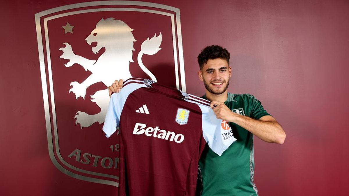 Andrés García posa con la camiseta del Villa a su llegada en enero de 2025, allí firmó por cuatro temporadas y media