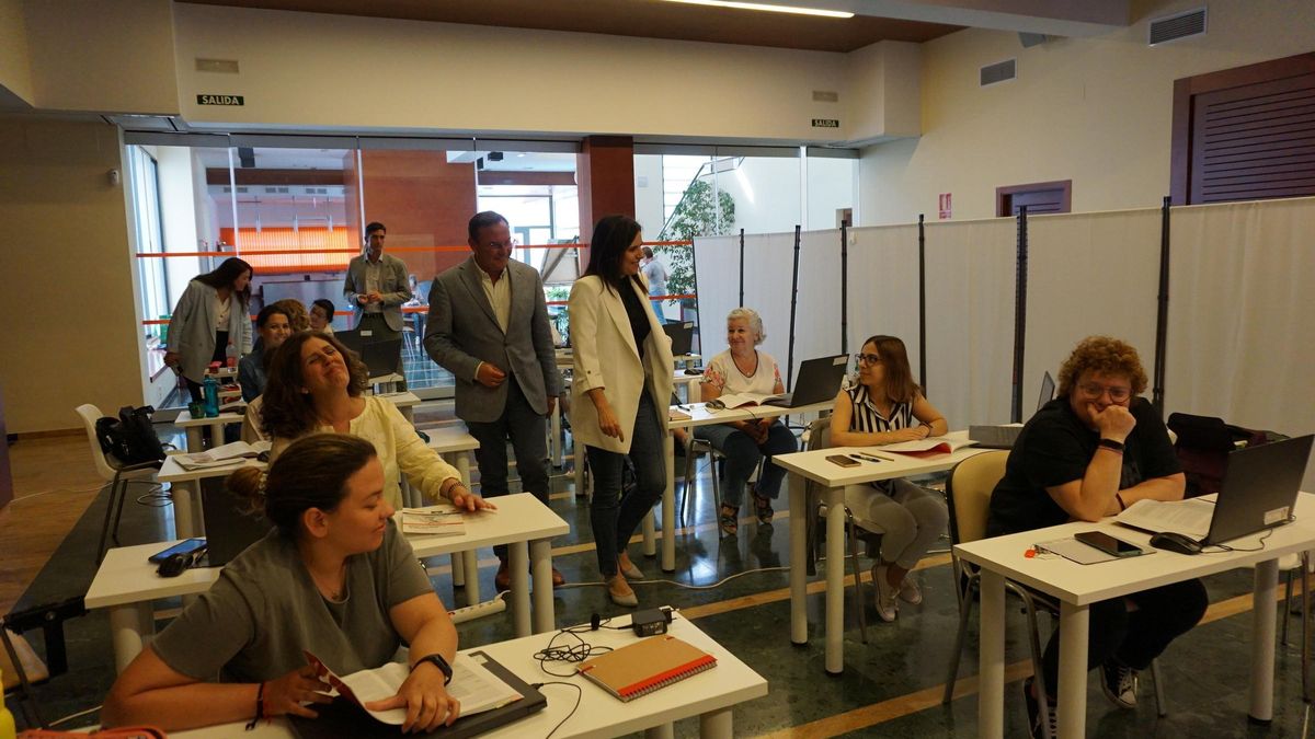 El alcalde, Francisco Palomares, y la delegada, María Dolores Gálvez, durante la visita.